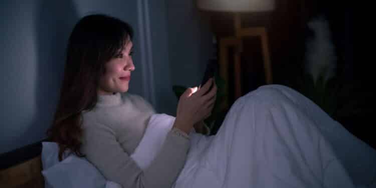 Celular é um dos maiores aliados da insônia, evite-o - Créditos: depositphotos.com / spkphotostock