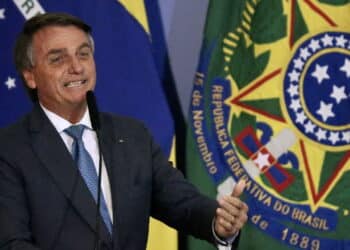 (INT) Brazilian President Jair Bolsonaro during a ceremony for the new deliveries of the Income and Opportunity Program. May 4, 2022, Brasilia, Federal District, Brazil: Brazilian President Jair Bolsonaro during a ceremony for the new deliveries of the Income and Opportunity Program, held at Planalto Palace, in Brasilia, Federal District, on Wednesday (4). The first lady, Michelle Bolsonaro, Deputies Daniel Silveira (PTB-RJ), and representatives Soraya Santos (PL-RJ) and Celina Leao (PP-DF), among other authorities, participate in the event. Credit: Frederico Brasil/Thenews2 (Foto: Frederico Brasil/TheNews2/Deposit Photos)