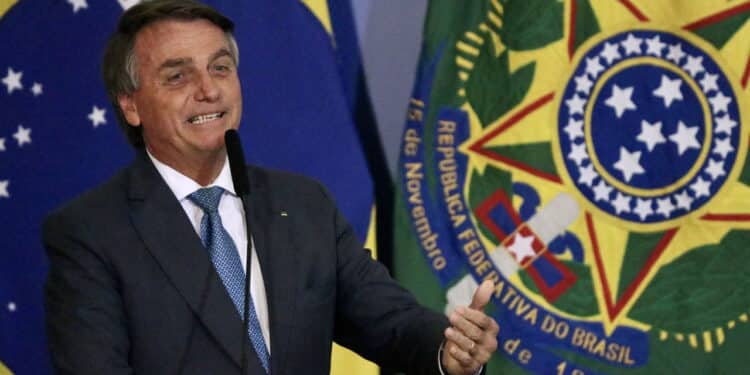 (INT) Brazilian President Jair Bolsonaro during a ceremony for the new deliveries of the Income and Opportunity Program. May 4, 2022, Brasilia, Federal District, Brazil: Brazilian President Jair Bolsonaro during a ceremony for the new deliveries of the Income and Opportunity Program, held at Planalto Palace, in Brasilia, Federal District, on Wednesday (4). The first lady, Michelle Bolsonaro, Deputies Daniel Silveira (PTB-RJ), and representatives Soraya Santos (PL-RJ) and Celina Leao (PP-DF), among other authorities, participate in the event. Credit: Frederico Brasil/Thenews2 (Foto: Frederico Brasil/TheNews2/Deposit Photos)