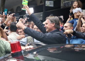 (INT) Brazilian President and Reelection Candidate Jair Messias Bolsonaro Interacts With Supporters in Sao Paulo. August 26, 2022, Sao Paulo, Brazil: Brazilian President and candidate for reelection, Jair Messias Bolsonaro (Liberal Party), interacts with supporters after participating in the Panico na Jovem Pan program, on Paulista Avenue, in Sao Paulo, on Friday (26). Credit: Leco Viana/Thenews2 (Foto: Leco Viana/TheNews2/Deposit Photos)