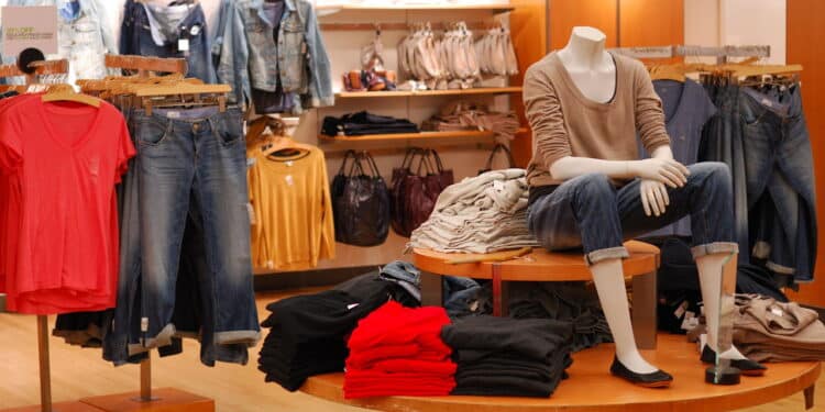 Imagem de loja de roupa - Créditos: depositphotos.com / johnkwan
