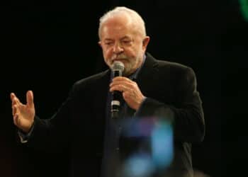 (INT) Brazil Elections: Former President Lula attends a rally in Porto Alegre. September 16, 2022, Porto Alegre, Rio Grande do Sul, Brazil: Brazilian presidential candidate Luiz Inacio da Silva (Workers' Party) participates in a campaign rally at Glenio Peres Square, in Porto Alegre, on Friday (16). Also in attendance were Edegar Pretto (Workers' Party), which is running for governor of Rio Grande do Sul, Pedro Ruas (Socialism and Liberty Party), candidate for vice governor, and Olivio Dutra (Workers' Party), candidate for the Senate. Credit: Matheus Pe/Thenews2 (Foto: Matheus Pe/TheNews2/Deposit Photos)