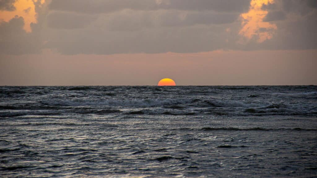 Vista panorâmica da praia da Ilha Marajó do pôr do sol - Créditos: depositphotos.com / temaiseme