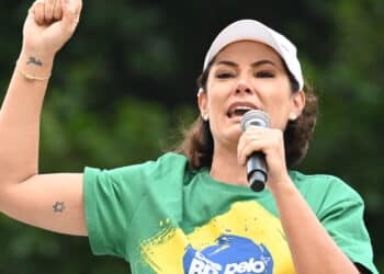 Sao Paulo SP, 02/25/2024 - DEMONSTRATION/BOLSONARO/SP - Former first lady Michelle Bolsonaro, during a demonstration on Avenida Paulista, in the city of Sao Paulo, this Sunday (25). (Foto: Andre Ribeiro/Thenews2/Deposit Photos)