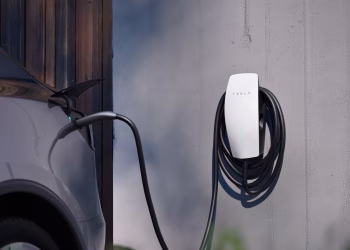 Tesla "quebra a banca" e arrasa nas vendas em 2024, deixando concorrentes famosos "chupando o dedo"