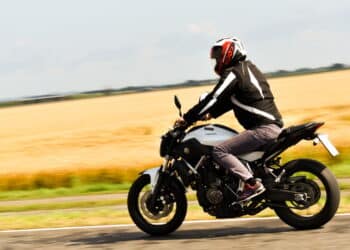 Imagem de motociclista em moto da Honda - Créditos: depositphotos.com / ivangrgi111