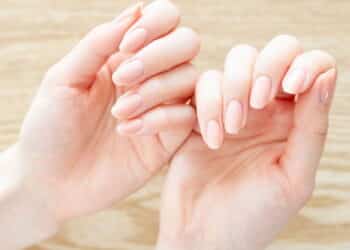 Verificando unhas Nail Art - Créditos: depositphotos.com / marucco