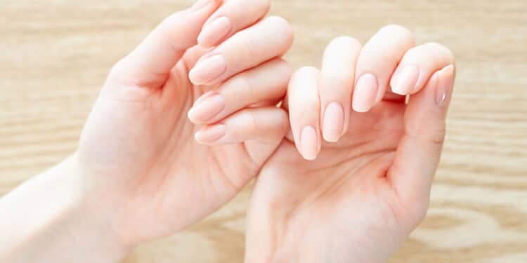 Verificando unhas Nail Art - Créditos: depositphotos.com / marucco