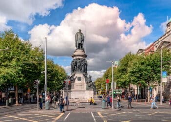 A extremidade inferior da O'Connell Street com o memorial de Daniel O'Connell - Créditos: depositphotos.com / ApostolisGiontzis