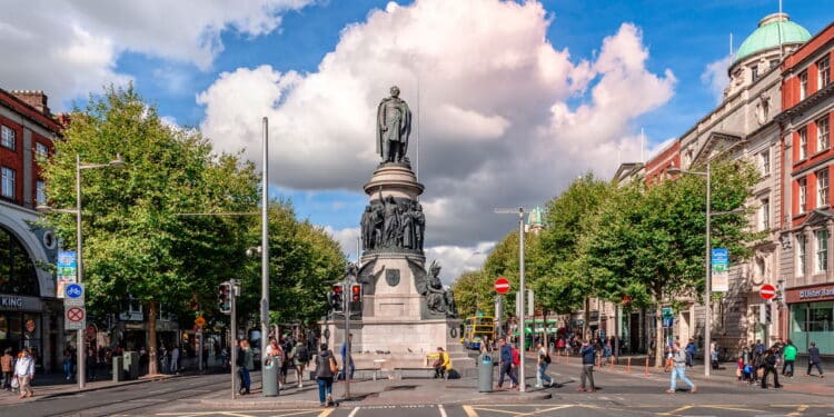 A extremidade inferior da O'Connell Street com o memorial de Daniel O'Connell - Créditos: depositphotos.com / ApostolisGiontzis