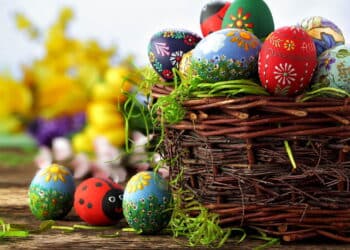 Cesta com ovos de Páscoa decorados - Créditos: depositphotos.com / kaczor58