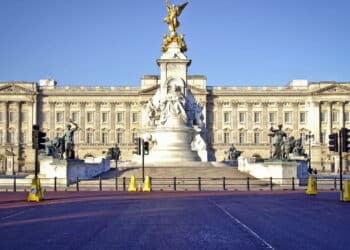 Mansão abandonada é maior que o Palácio de Buckingham - Créditos: depositphotos.com / quixoticsnd