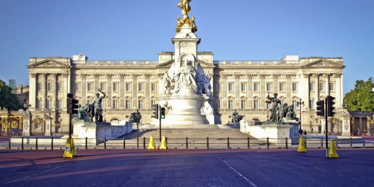 Mansão abandonada é maior que o Palácio de Buckingham - Créditos: depositphotos.com / quixoticsnd