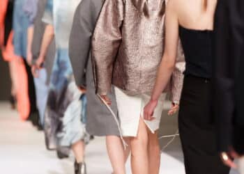 Imagem de modelos desfilando na passarela - Créditos: depositphotos.com / martinkay19