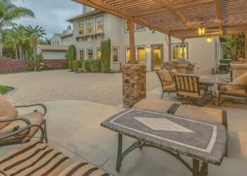 Moldura panorâmica Área de jantar ao ar livre sob uma pérgola de madeira no pátio de uma casa - Créditos: depositphotos.com / dropthepress@gmail.com