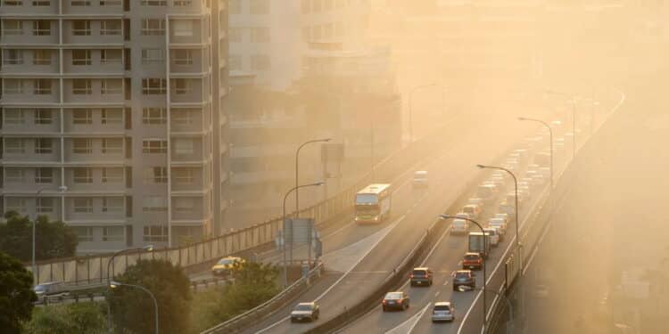 Imagem de cidade poluída - Créditos: depositphotos.com / elwynn