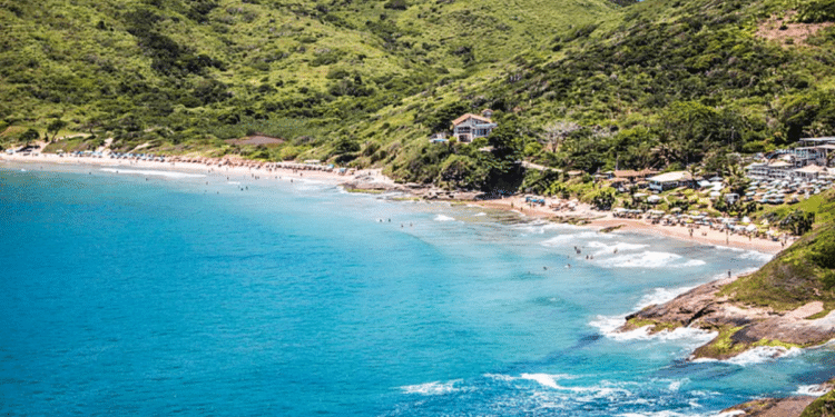 Praia em Búzios - Créditos: wikimedia commons