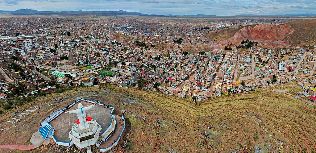 Vista panorâmica de Rinconada desde o Mirante Cristo Blanco na cidade de Juliaca. - Imagem: Wikipedia Commons