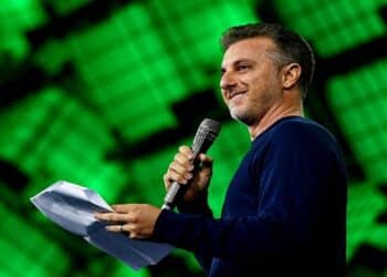 Luciano Huck impõe regra para a namorada do filho Benício participar das férias em família!