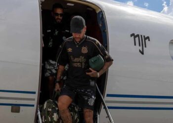 Neymar descendo do avião que chegou no Brasil - Foto: Instagram/Redes Sociais