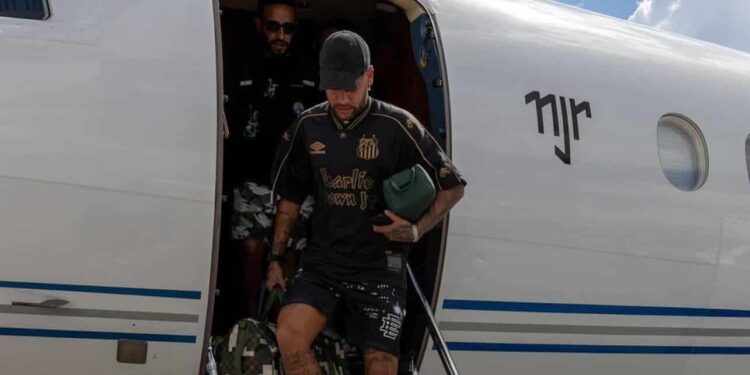 Neymar descendo do avião que chegou no Brasil - Foto: Instagram/Redes Sociais