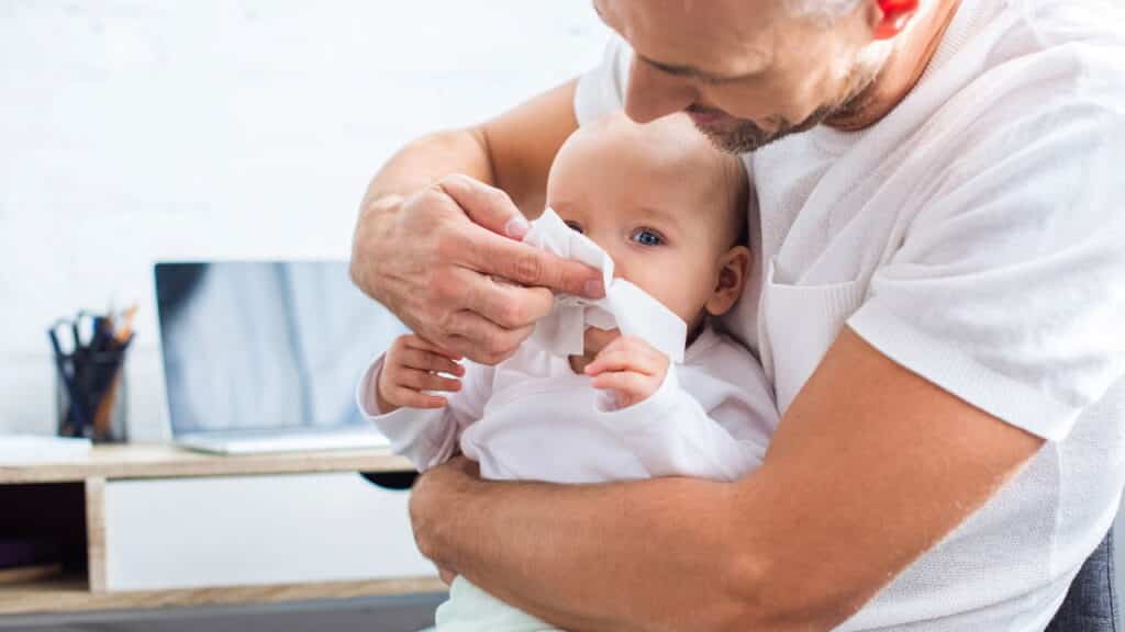 Respiração difícil e chiado no peito? Saiba tudo sobre a bronquiolite infantil