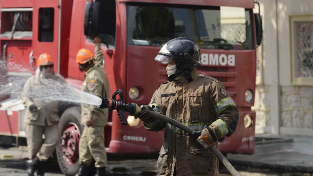 Corpos de bombeiro - Créditos: depositphotos.com / celsopupo