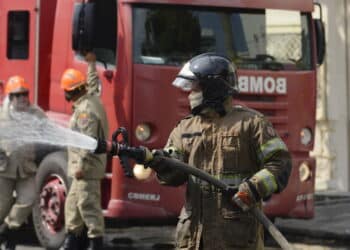 Bombeiros no Rio de Janeiro - Créditos: depositphotos.com / celsopupo