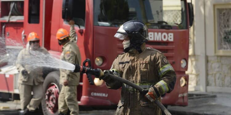 Bombeiros no Rio de Janeiro - Créditos: depositphotos.com / celsopupo