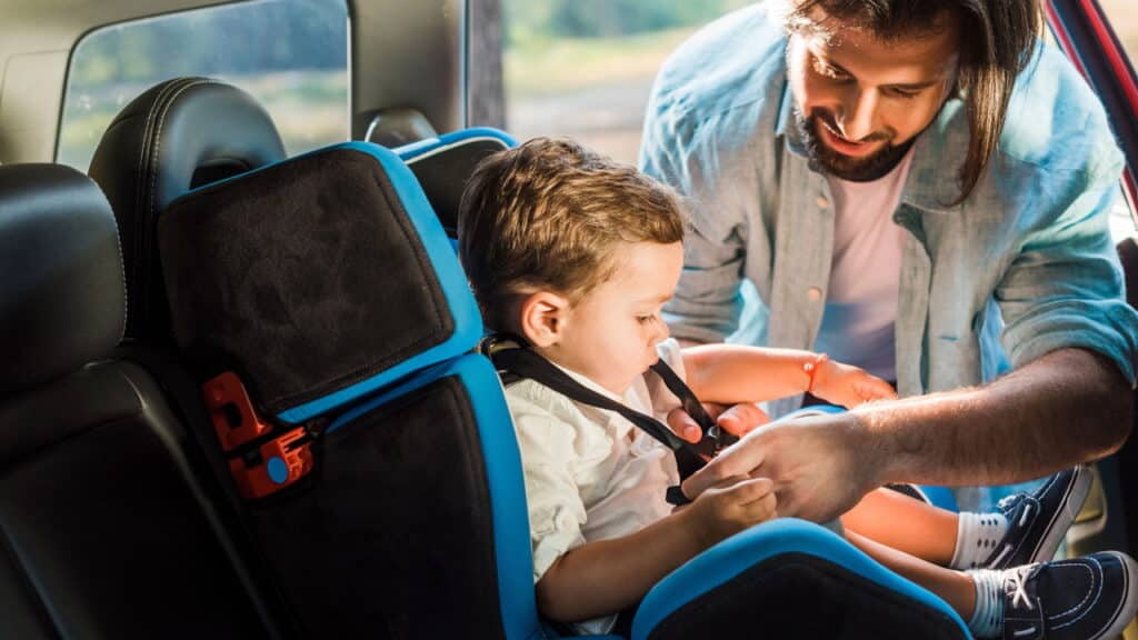 Atenção papais motoristas! Nova lei da cadeirinha infantil entrou em vigor.