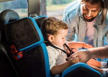 Atenção papais motoristas! Nova lei da cadeirinha infantil entrou em vigor.