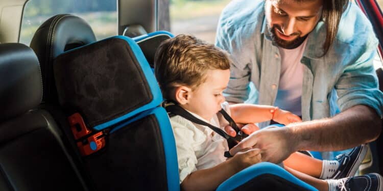 Atenção papais motoristas! Nova lei da cadeirinha infantil entrou em vigor.