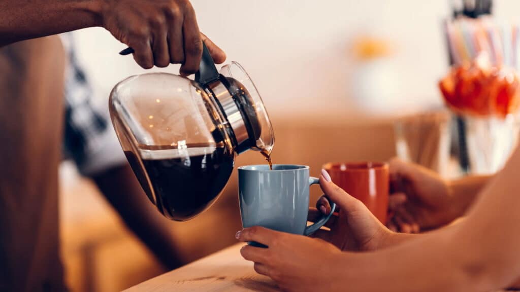 Café pode prevenir o Parkinson? Novo estudo revela os benefícios dessa bebida!