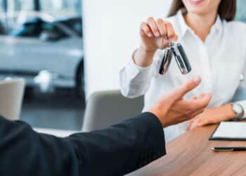 Imagem de mulher comprando carro - Créditos: depositphotos.com / VitalikRadko