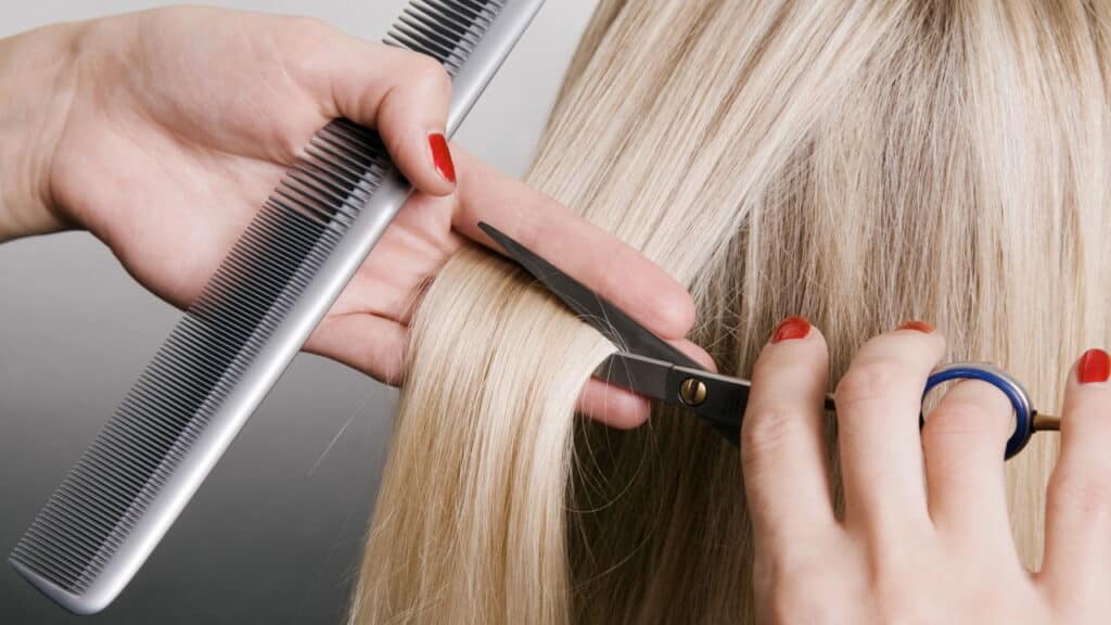 Corte de cabelo em salão - Créditos: depositphotos.com / konstantynov