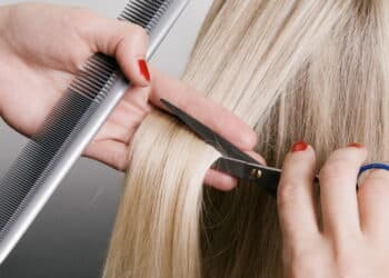 Corte de cabelo em salão - Créditos: depositphotos.com / konstantynov