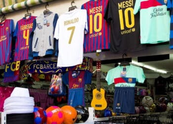 Camisas de diversos clubes da La Liga - Créditos: depositphotos.com / natursports