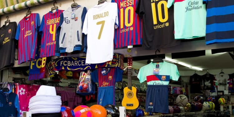 Camisas de diversos clubes da La Liga - Créditos: depositphotos.com / natursports