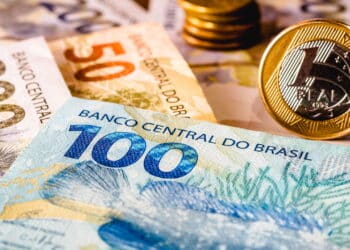 Dinheiro em notas e moedas - Créditos: depositphotos.com / rafapress