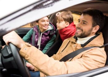 Imagem de família no carro - Créditos: depositphotos.com / ArturVerkhovetskiy