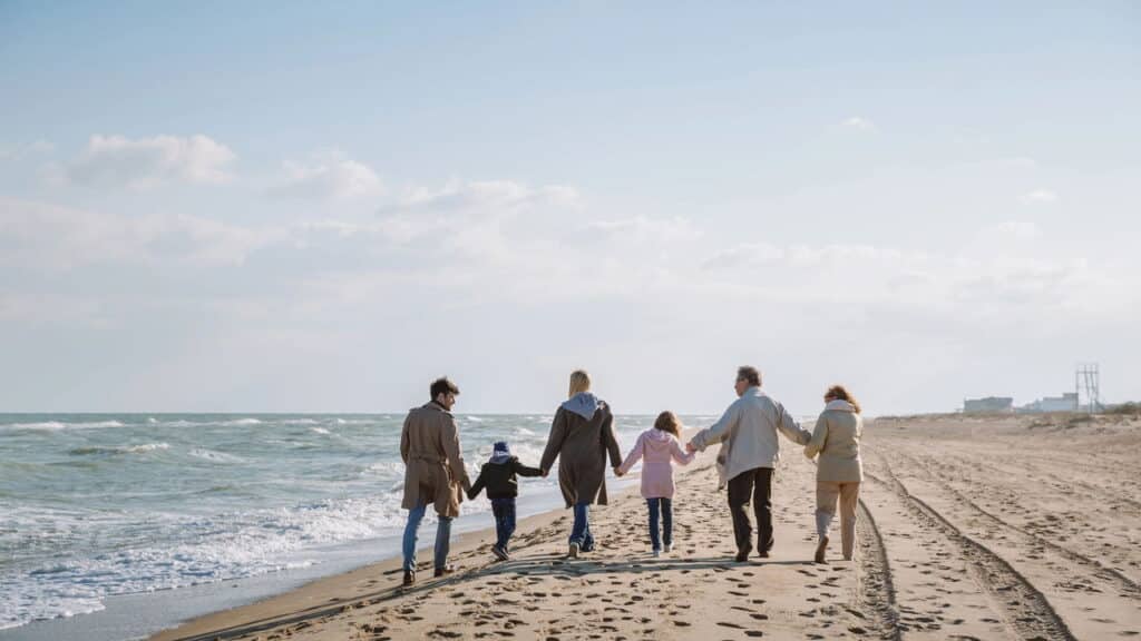 Família na praia - Créditos: depositphotos.com / VaDrobotBO
