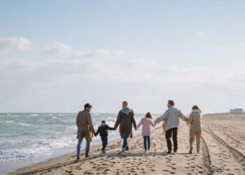 Família na praia - Créditos: depositphotos.com / VaDrobotBO