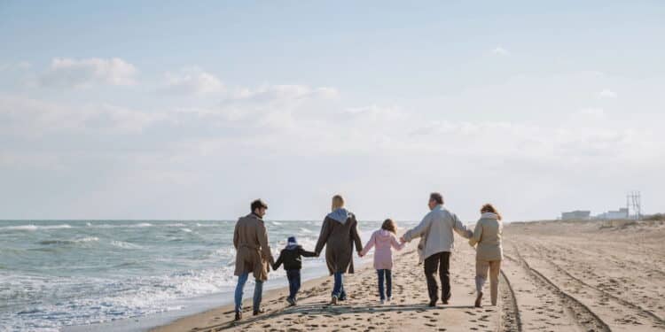 Família na praia - Créditos: depositphotos.com / VaDrobotBO