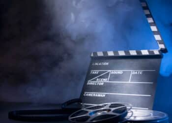 claquete de cinema e rolos de filme - Créditos: depositphotos.com / fergregory