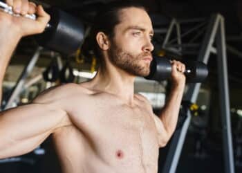 Homem treinando para adquirir mais força muscular - Créditos: depositphotos.com / AllaSerebrina