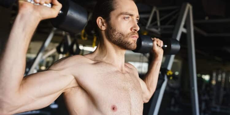 Homem treinando para adquirir mais força muscular - Créditos: depositphotos.com / AllaSerebrina