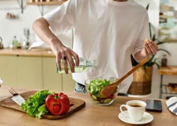 Imagem de pessoa preparando salada - Créditos: depositphotos.com / HayDmitriy