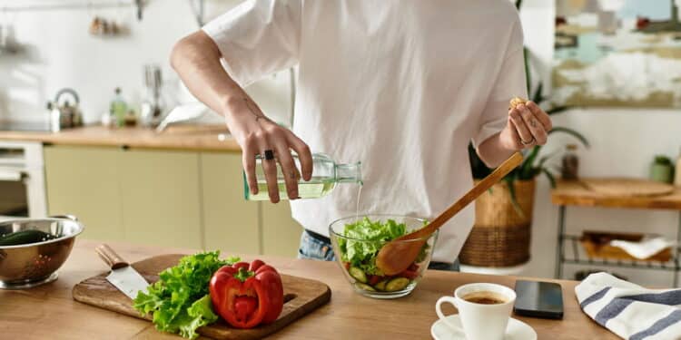 Imagem de pessoa preparando salada - Créditos: depositphotos.com / HayDmitriy