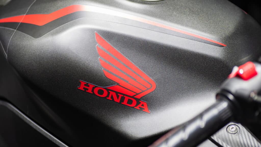 Honda logo em moto - Créditos: depositphotos.com / ezthaiphoto