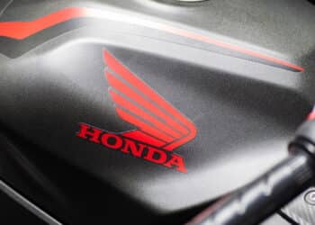 Honda logo em moto - Créditos: depositphotos.com / ezthaiphoto